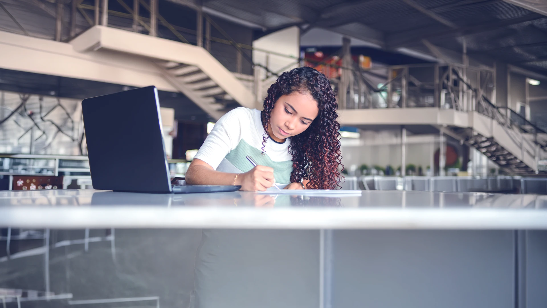 conoce/innovacion-y-transformacion/educacion-financiera-para-jovenes-en-venezuela-como-empezar-a-manejar-tu-dinero